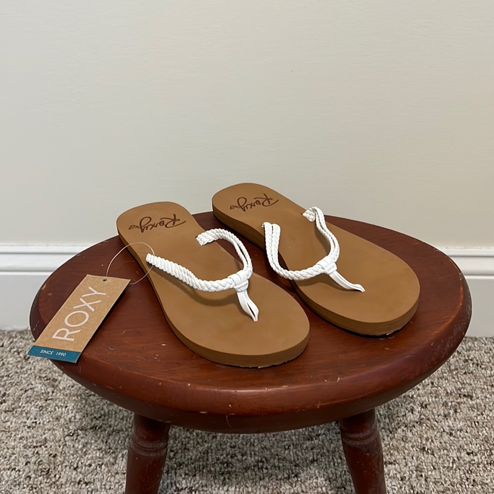 NWT Roxy Costas sandals - size 6 - tan and white